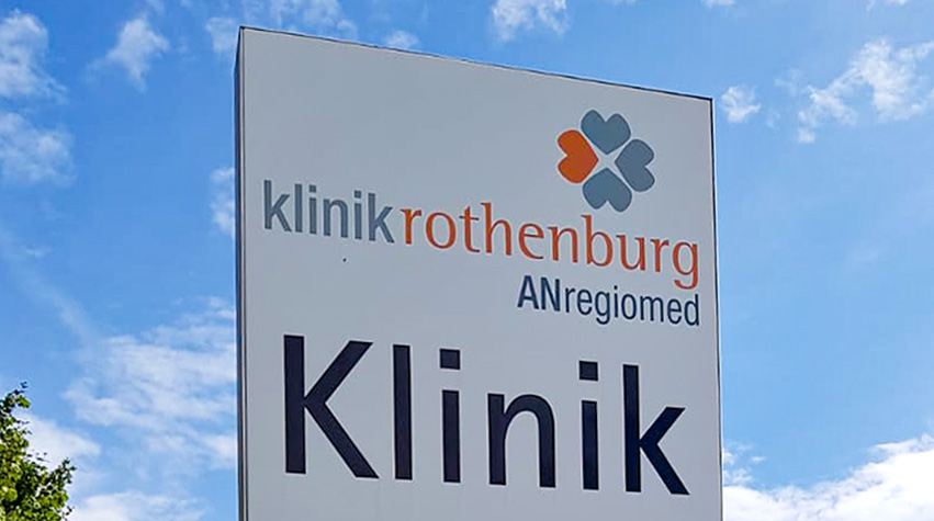 Hinweissschild: Klinik - Stoppt das Krankenhaussterben